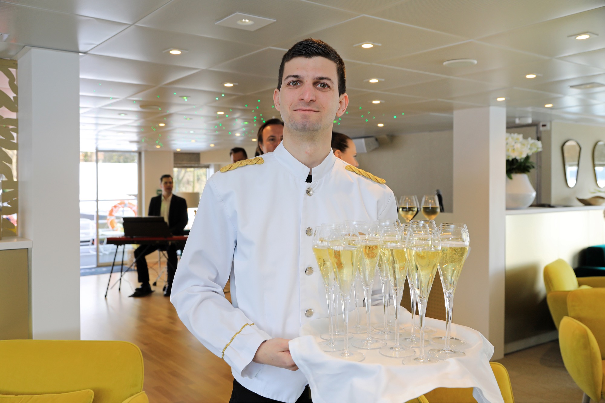 CroisiEurope MS Elbe Princesse II Bar Lounge 10.jpg